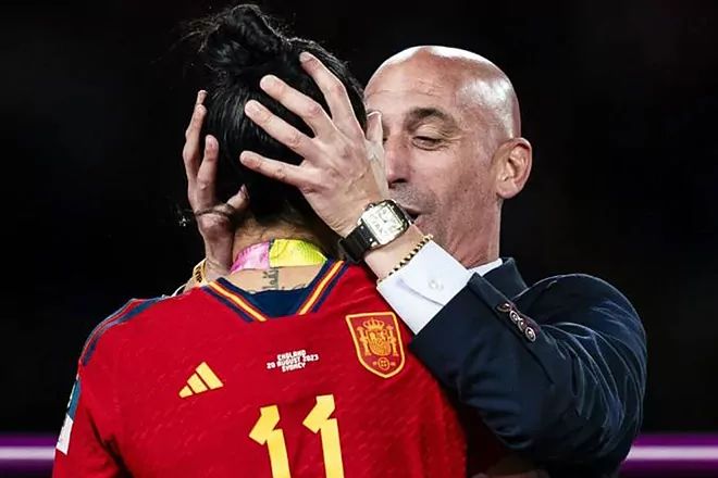 Rubiales just before kissing Hermoso without her consent.