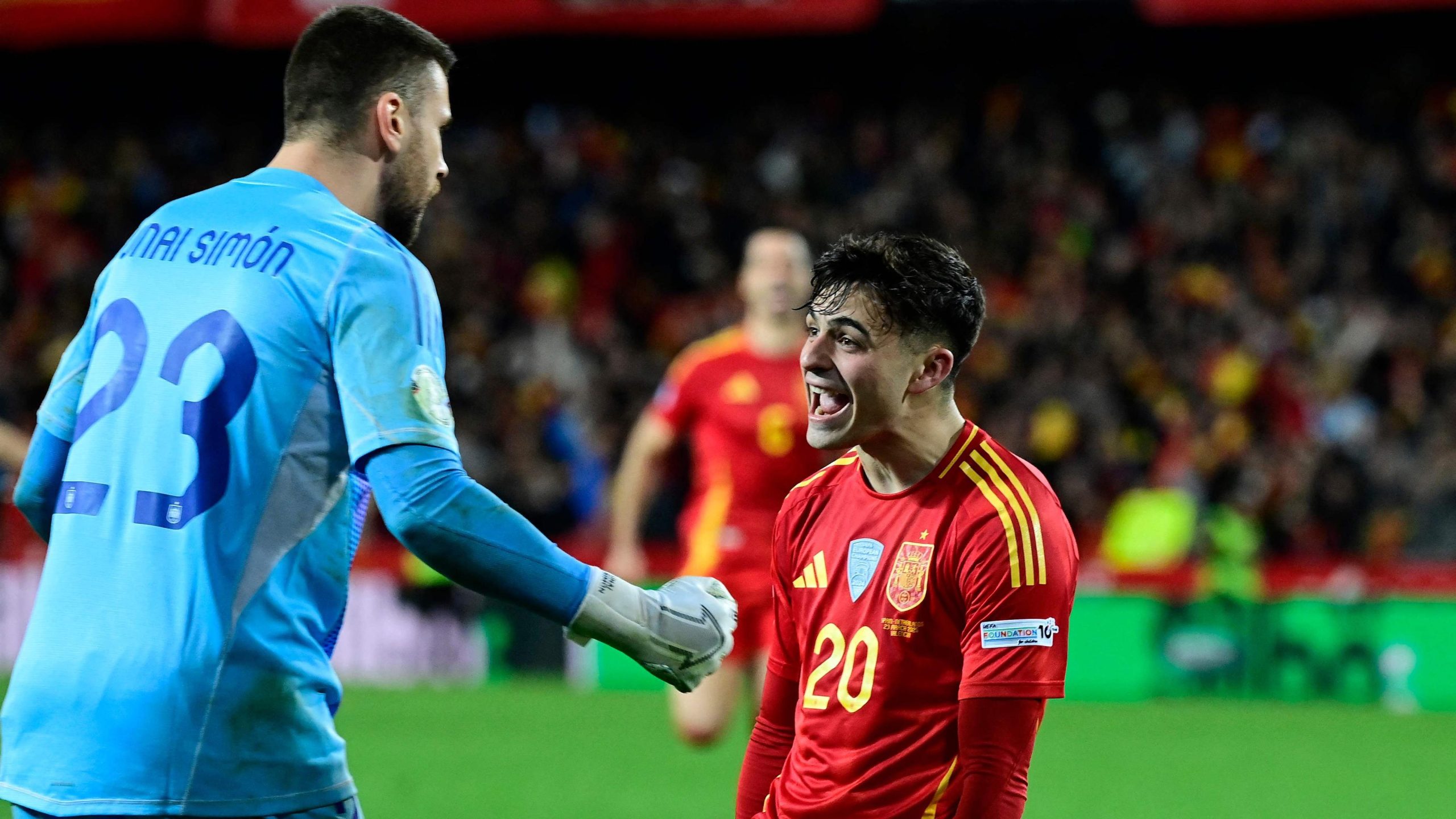 Unai Simon celebrates with Pedri.